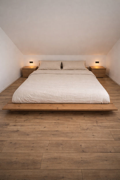 Un pat in camera cu design simplu