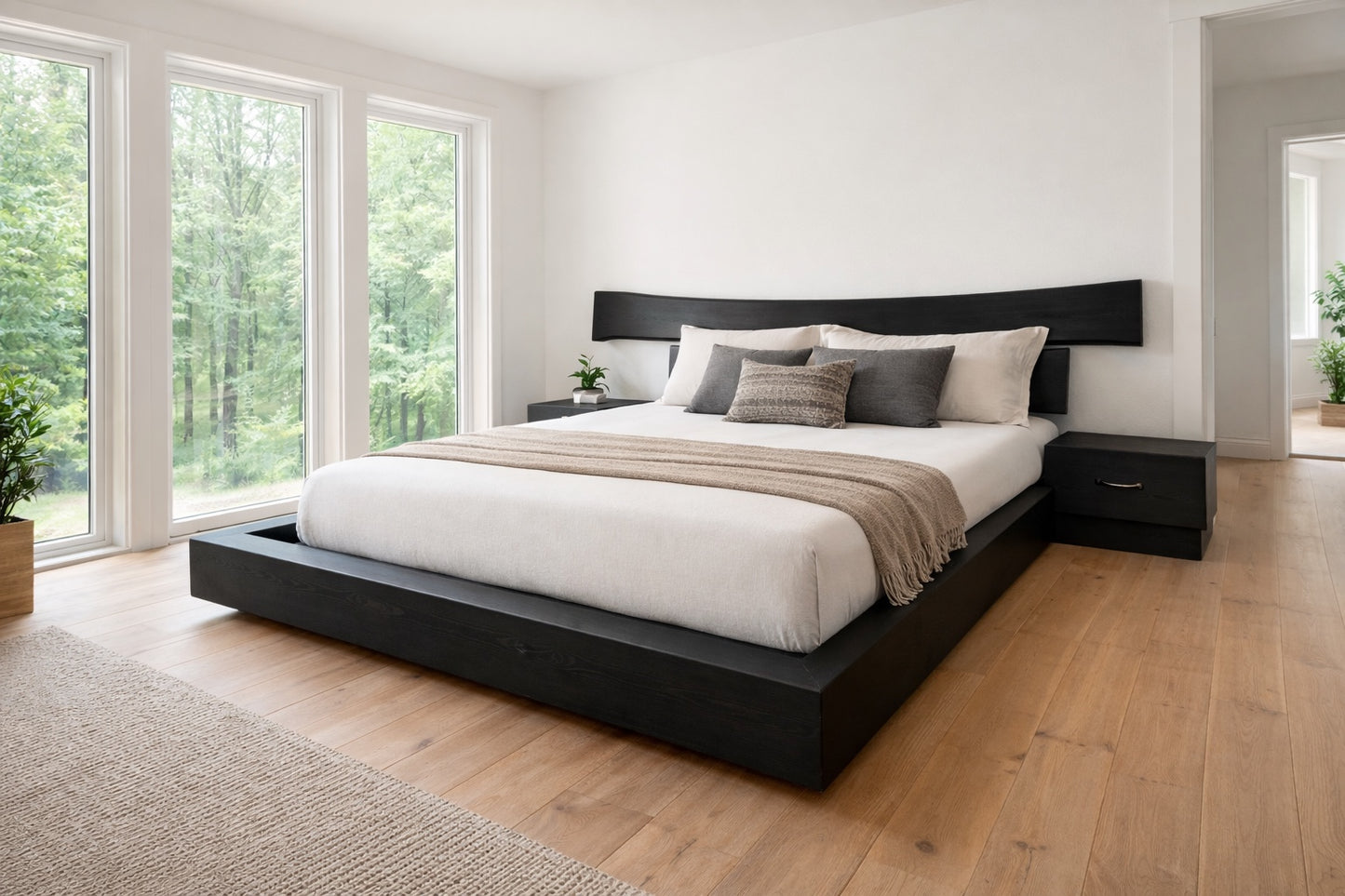 Un pat negru in dormitor