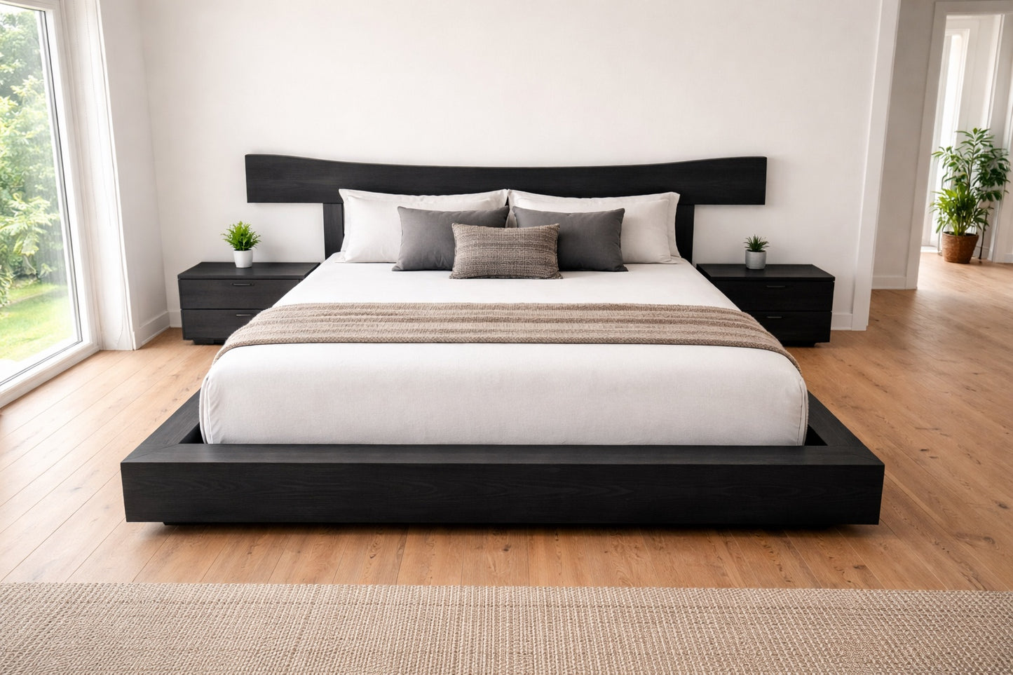 Un pat negru in dormitor