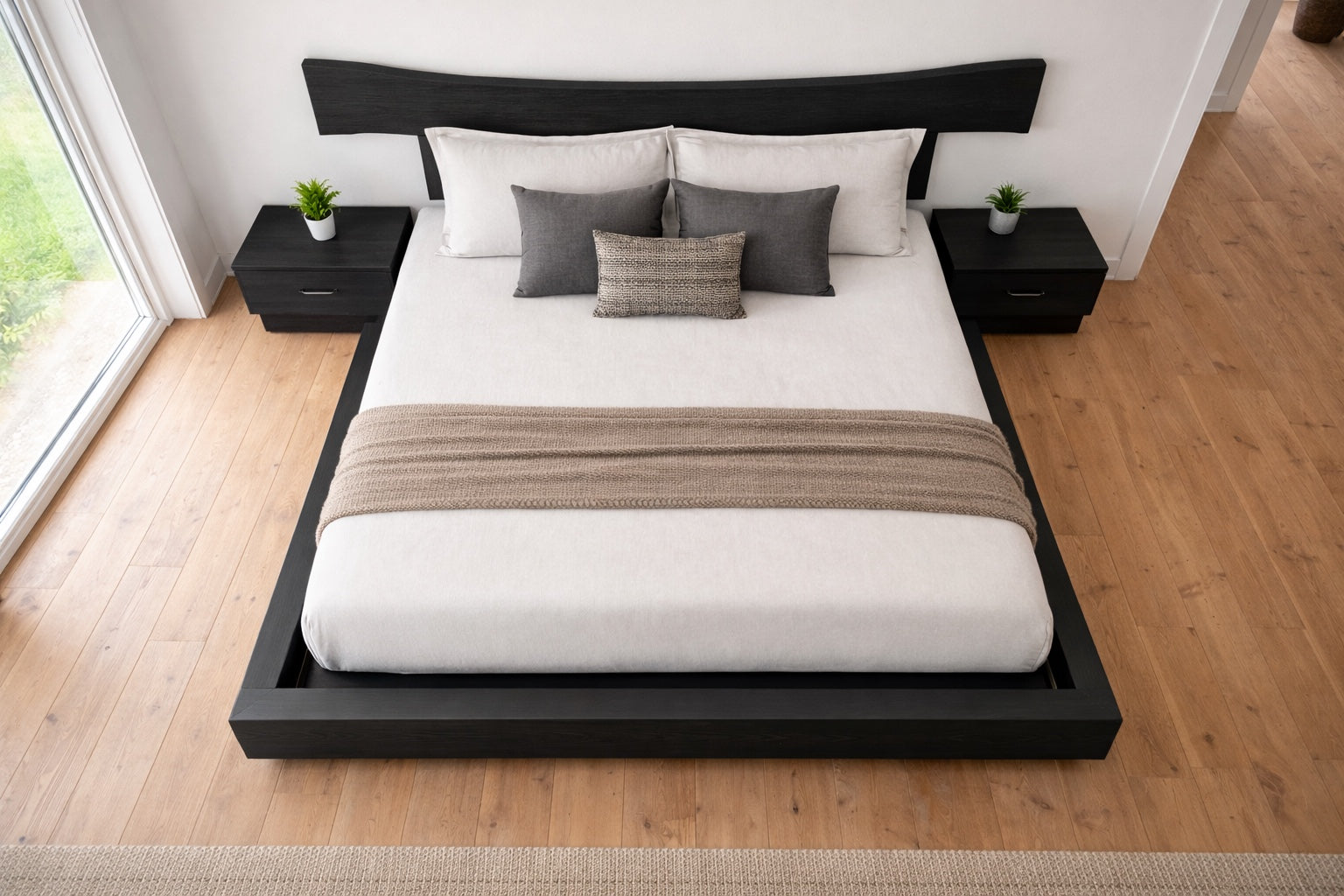 Un pat negru in dormitor