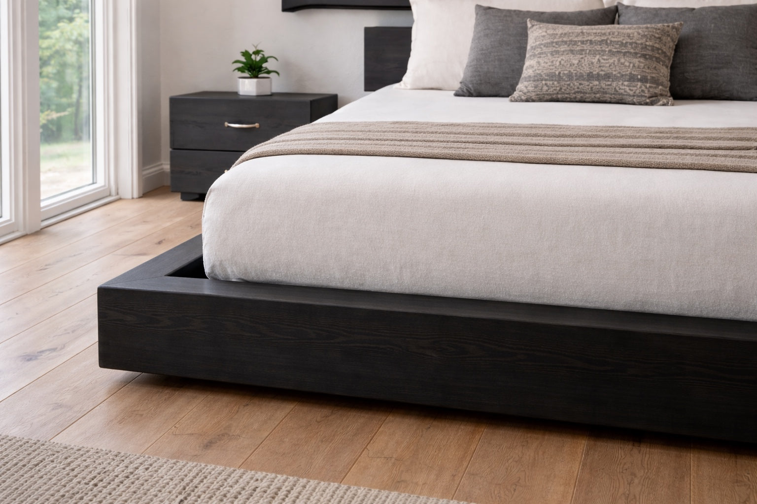 Un pat negru in dormitor