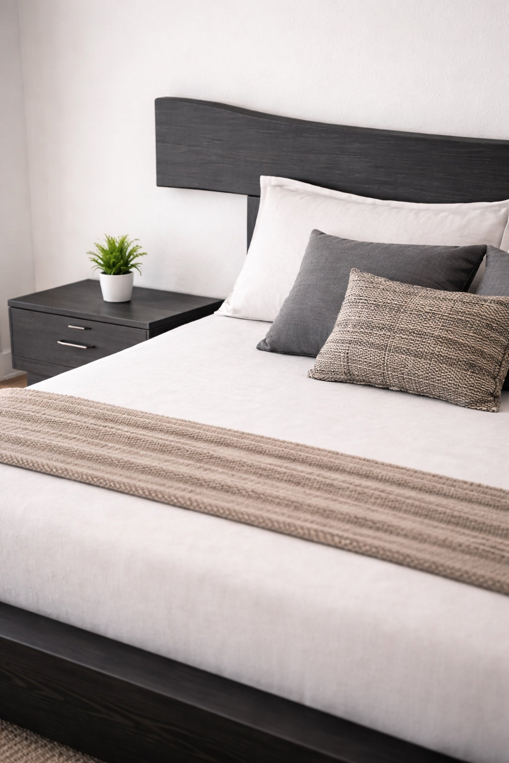 Un pat negru in dormitor