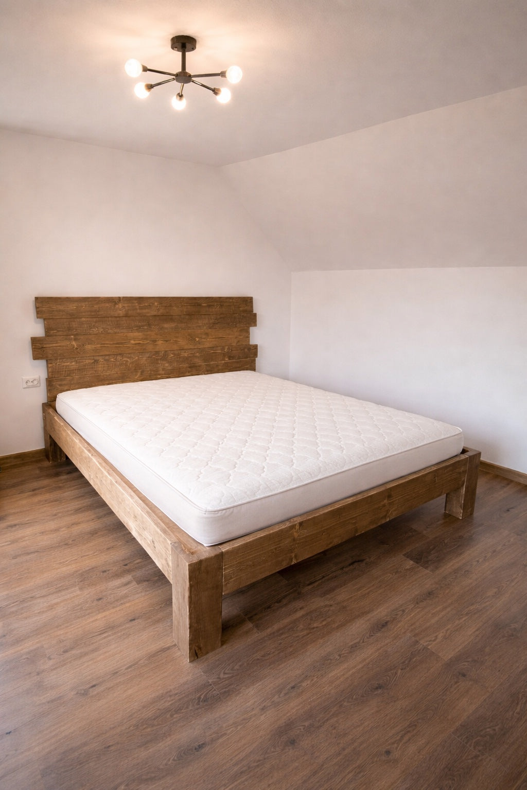 Un pat din lemn masiv