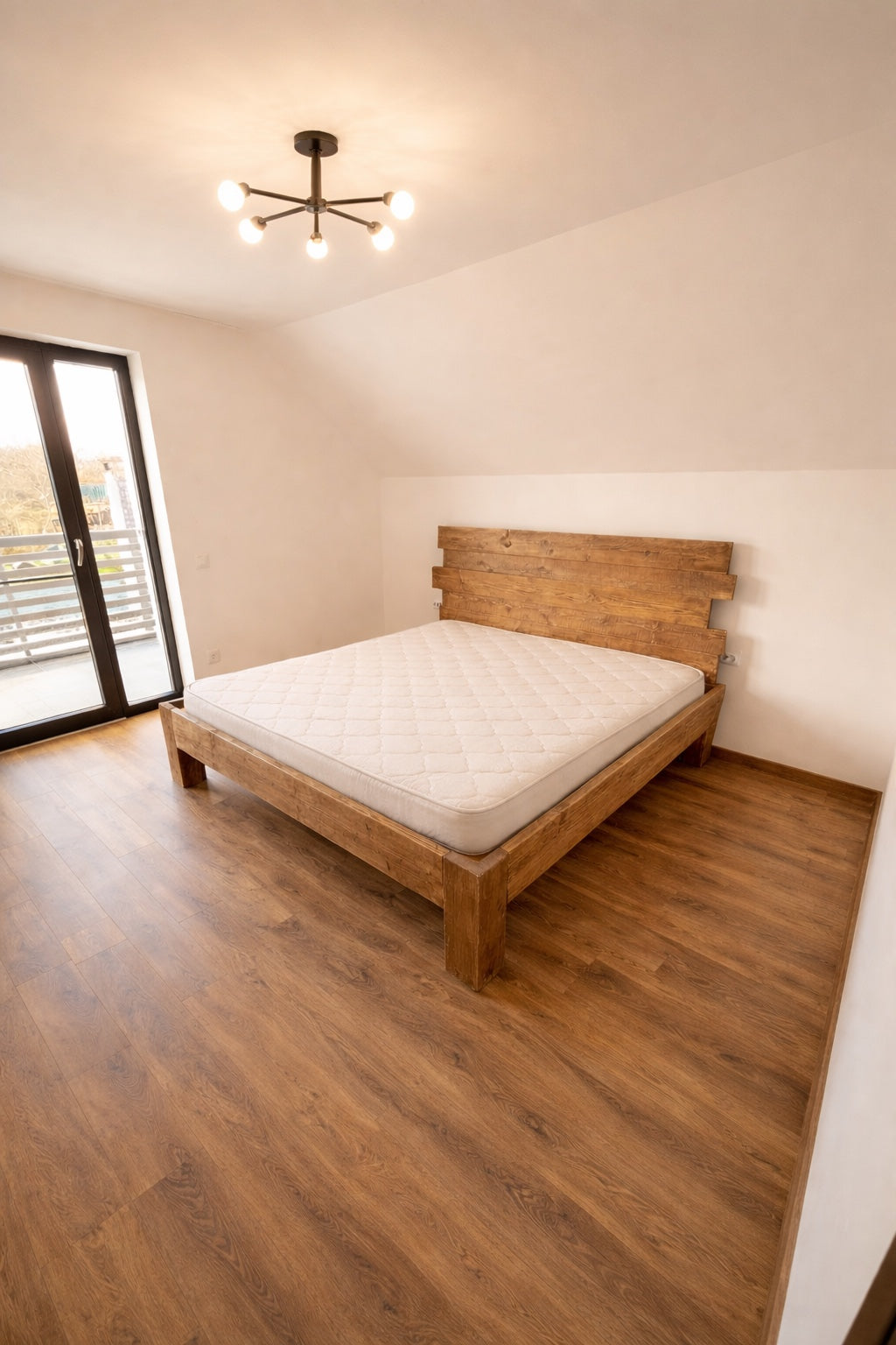 Un pat din lemn masiv