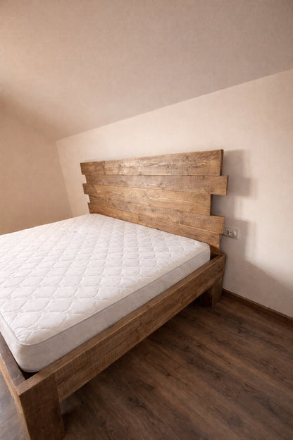 Un pat din lemn masiv