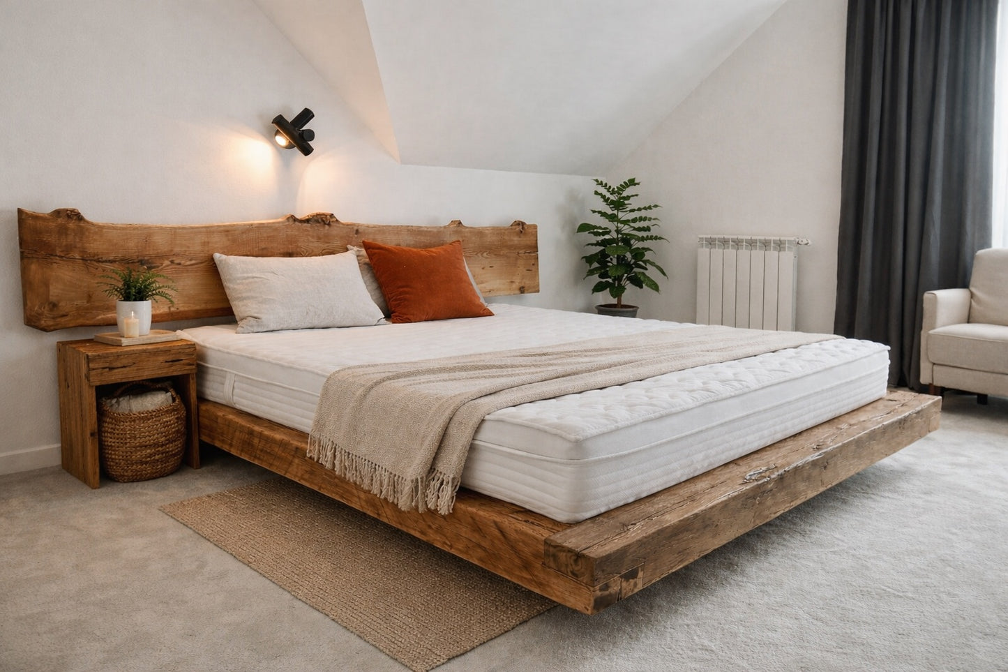 Un pat in dormitor din stejar vechi